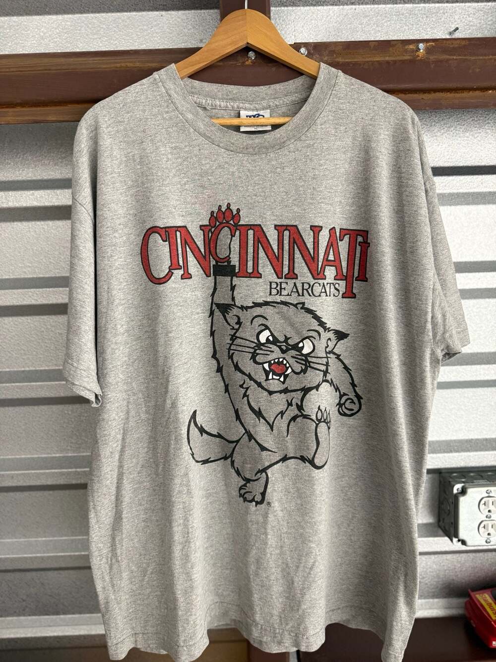 Vintage 90s Cincinnati Bearcats Mascot Graphic Gray T-Shirt